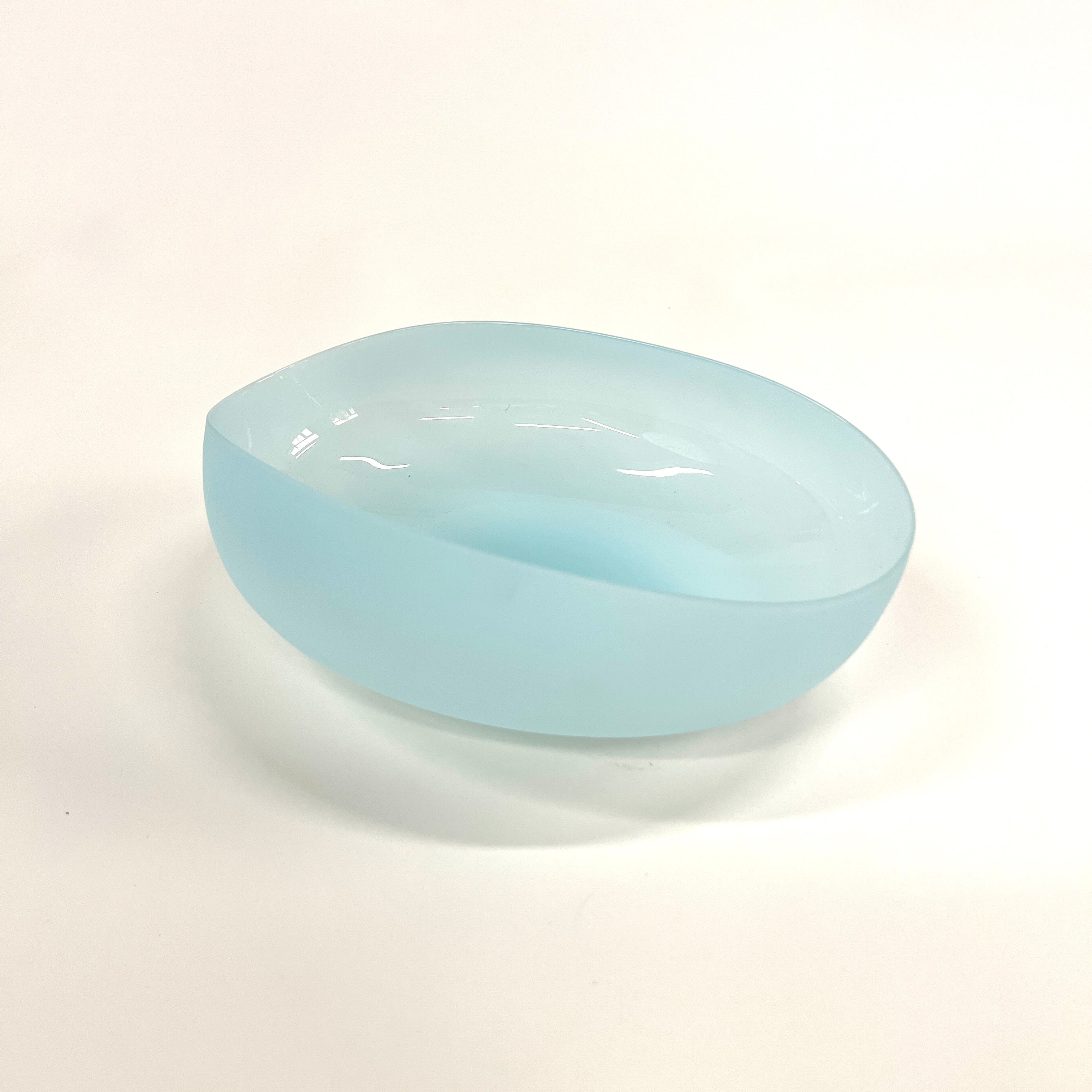 The Goodman Studio Topography Bowl M | Pale Light Blue
