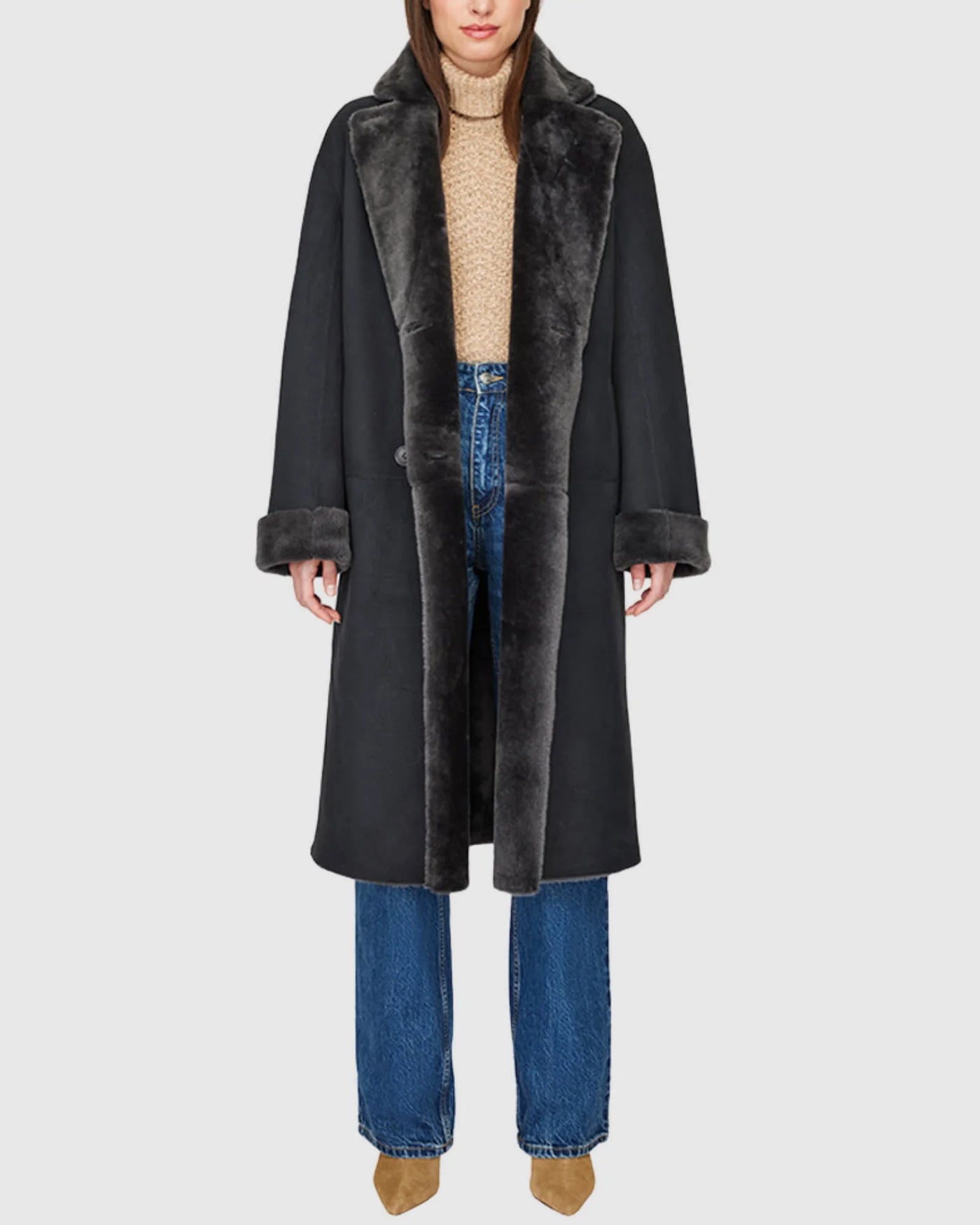 herlipto 【12月13日(水)19時再販売開始】 Shearling-Trimmed Suede Coat - pale white-  羽織るだけでトレンド感を演出してくれるスエードコート。  光沢感が少なくリアルに見えるファーは毛足を絶妙な長さにすることで、こなれ感のある雰囲気に仕上げました。 #Herlipto 