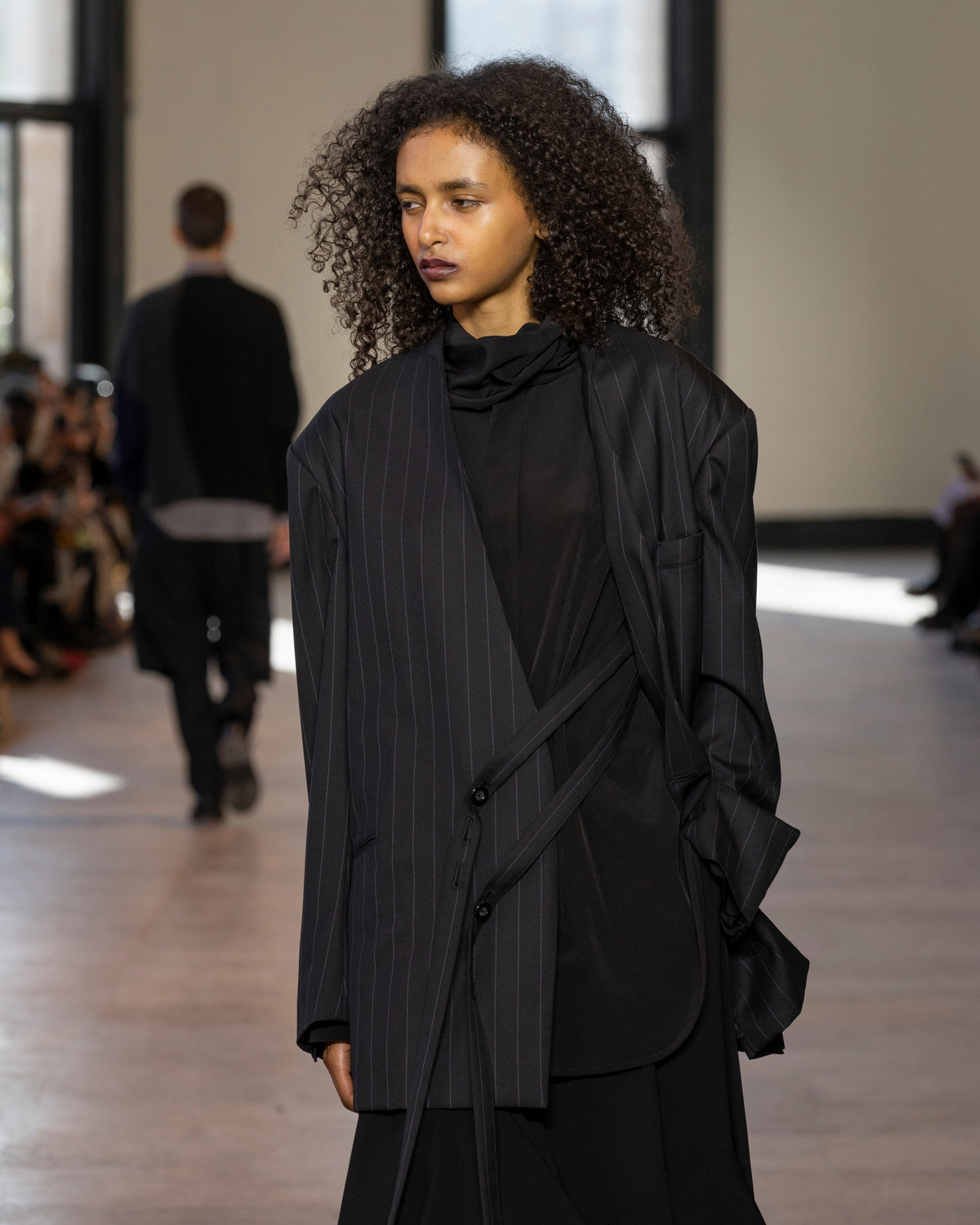 UJOH Belted Collarless Pinstripe Blazer | Black